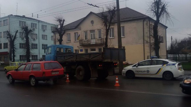 Аварія в Луцьку: вантажівка протаранила «Жигулі»