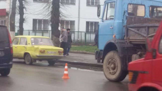 Аварія в Луцьку: вантажівка протаранила «Жигулі»