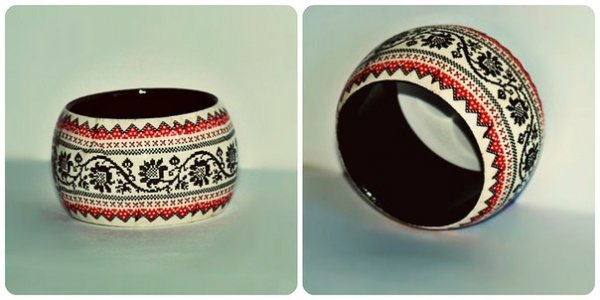 "Одні з найулюбленіших прикрас, які об'їздили кілька найбільших фестивалів України", -  Вікторія Жуковська, стартова ціна браслета - 50 гривень