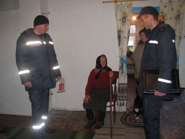 Що роблять пожежники, аби люди не поспалювали собі хат. ФОТО