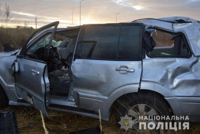 На Волині на швидкості перевернулося авто: водійка опинилася у лікарні. ФОТО