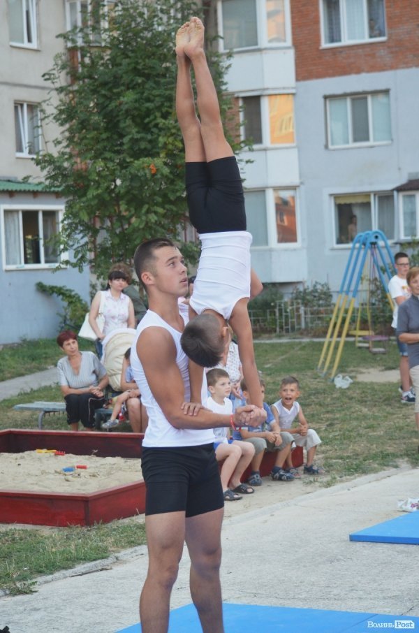 Акробати та гімнасти відкрили спортивний майданчик у Луцьку. ФОТО