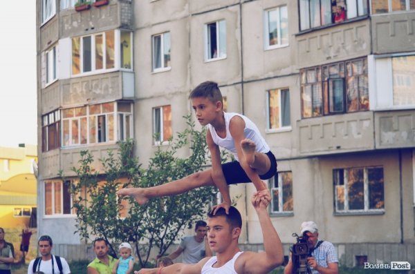 Акробати та гімнасти відкрили спортивний майданчик у Луцьку. ФОТО