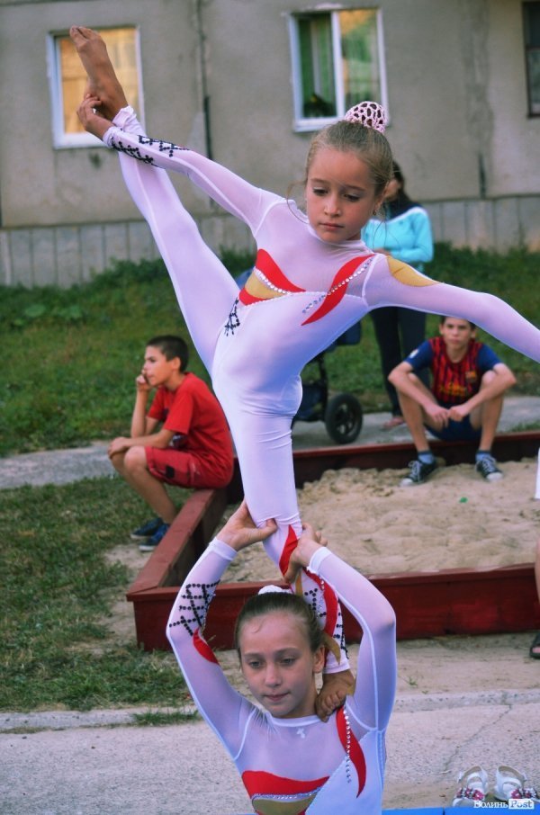 Акробати та гімнасти відкрили спортивний майданчик у Луцьку. ФОТО