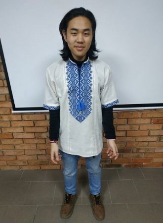 Волонтер з Індонезії отримав у подарунок волинську вишиванку. ФОТО