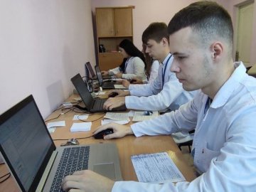 У Луцьку студенти-медики допомагають лікарям у центрі вакцинації. ВІДЕО