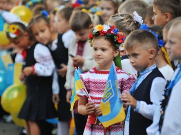 На Волині сьогодні вперше сіли за парти понад 10 тисяч першокласників