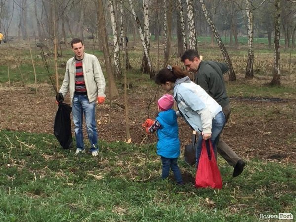 У Луцьку працівники ПриватБанку прибирали і садили дерева в парку ім. Лесі Українки. ФОТО