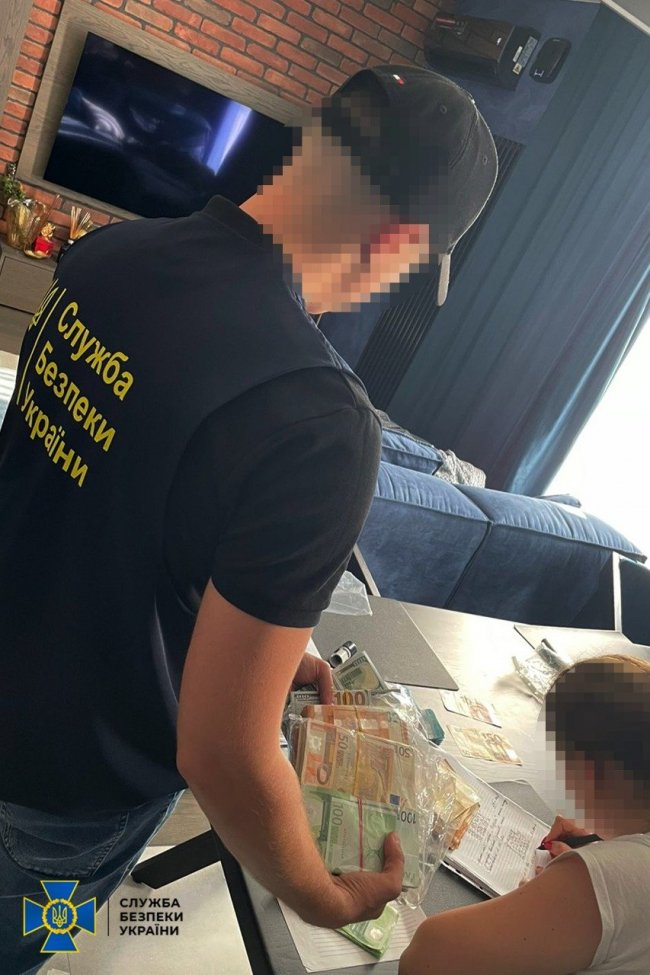 «Допомагали» військовозобов’язаним виїхати з України: СБУ викрила чиновницю Львівської міськради та її спільників