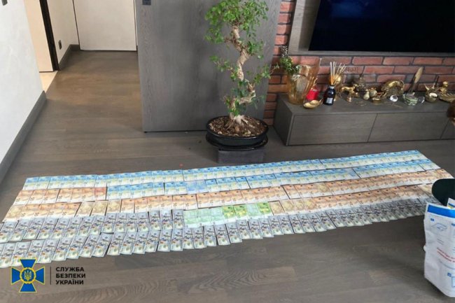 «Допомагали» військовозобов’язаним виїхати з України: СБУ викрила чиновницю Львівської міськради та її спільників