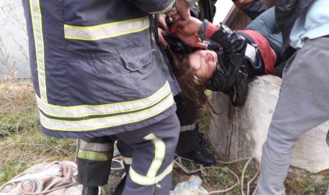 Впав сам, коли діставав дівчину: на Волині з колодязя врятували двох людей. ФОТО