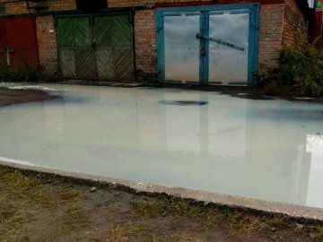 У місті на Волині вулицю залило «хімією». ФОТО