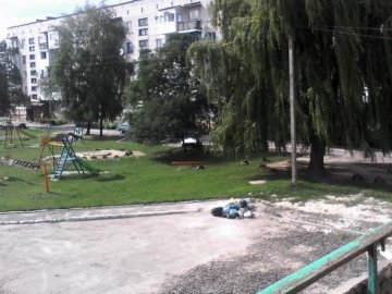 У Ковелі мешканці району закидали дитмайданчик сміттям