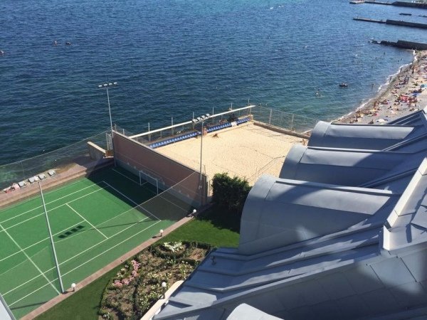 Люди в камуфляжі захопили Одеське «Межигір'я». ФОТО