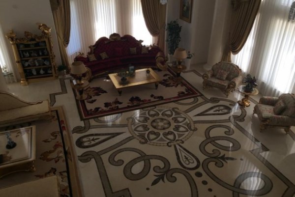 Люди в камуфляжі захопили Одеське «Межигір'я». ФОТО