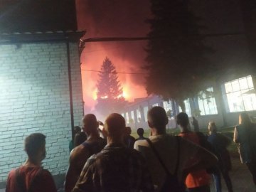 Оприлюднили відео пожежі на палетному заводі біля Луцька