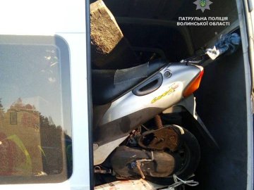 Ковельські патрульні зупинили бус «забитий» мопедами, два з яких розшукує Інтерпол. ФОТО