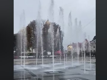 У центрі Луцька тестували фонтан. ВІДЕО