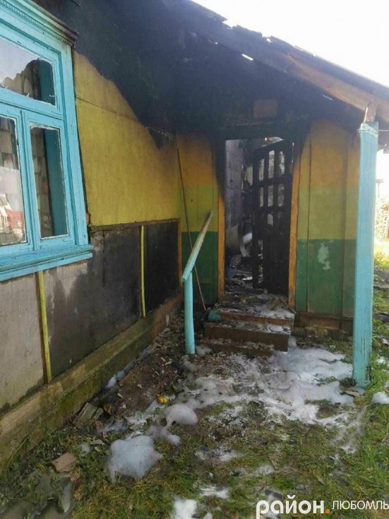 На Волині у бабусі згорів будинок. ФОТО