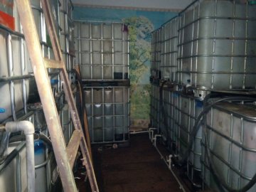 Волинянин у занедбаній будівлі облаштував підпільну заправку