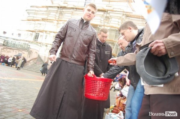 У Луцьку почали освячувати паску. ФОТО