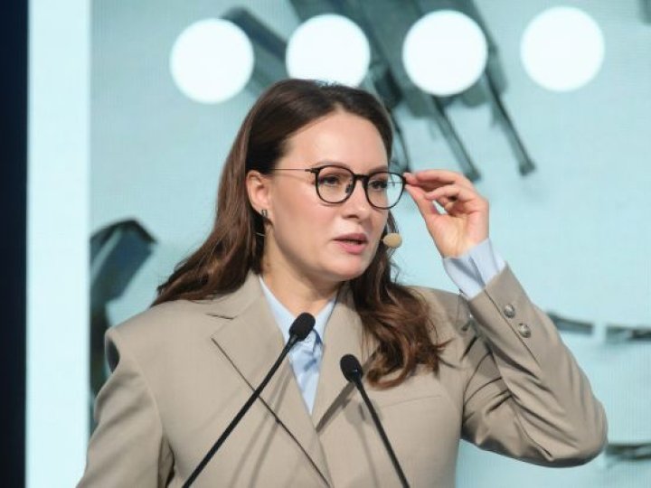 Уряд частково скасував заборону виїзду за кордон жінок-депутаток