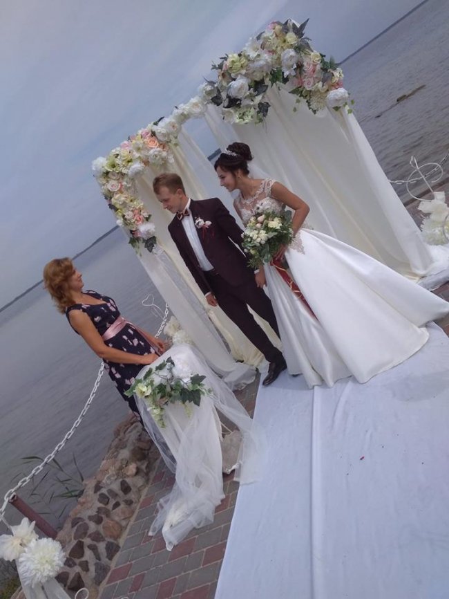 Як у кіно: пара молодят побралася на березі Світязю. ФОТО