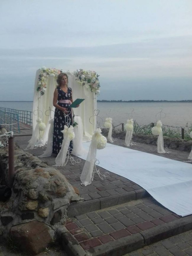 Як у кіно: пара молодят побралася на березі Світязю. ФОТО