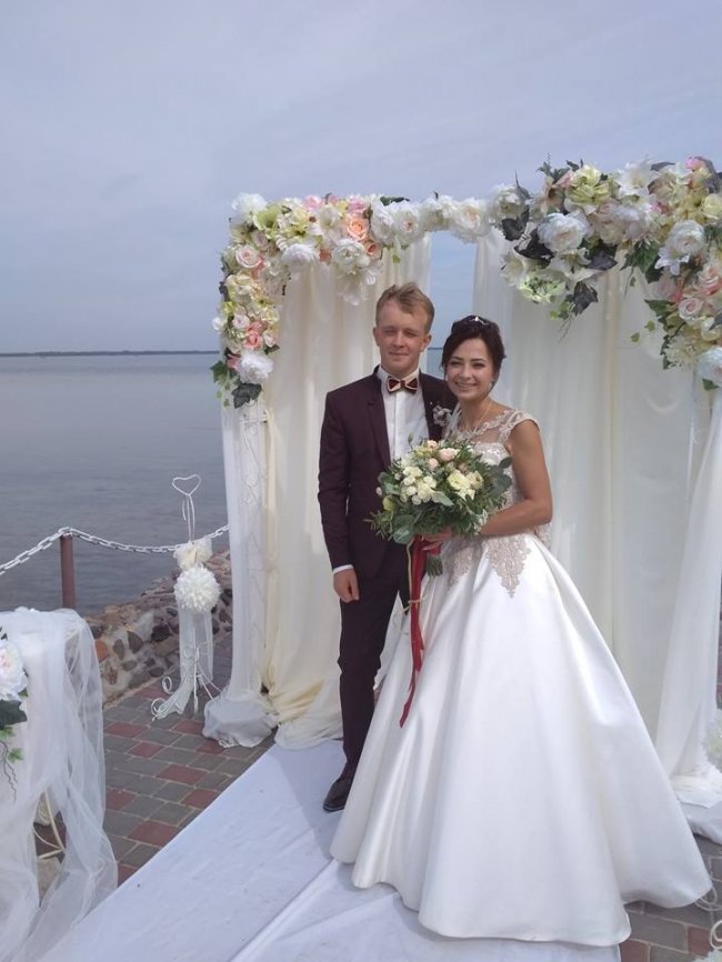 Як у кіно: пара молодят побралася на березі Світязю. ФОТО