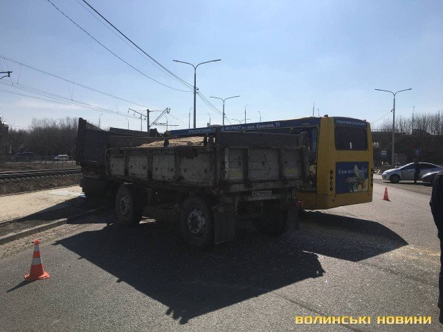 У Луцьку зіткнулись вантажівка і маршрутка: вісім постраждалих 