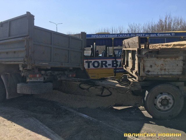 У Луцьку зіткнулись вантажівка і маршрутка: вісім постраждалих 