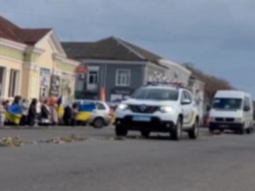 Ратнівчани навколішки зустріли кортеж із тілом загиблого Героя Віталія Козловського