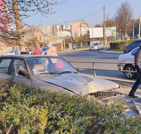 У Луцьку п'яний професор СНУ ім. Лесі Українки протаранив паркан і виїхав на тротуар