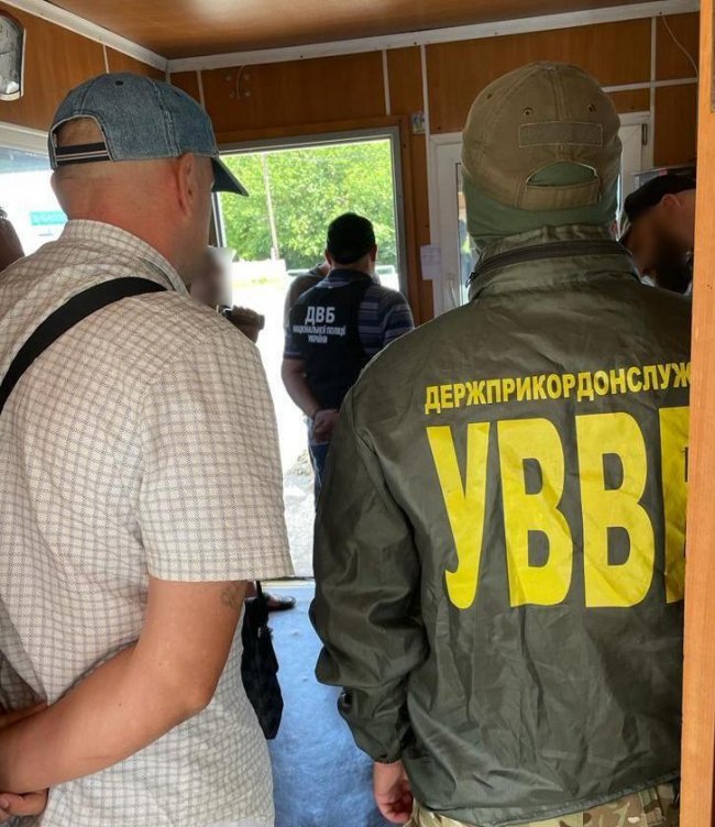 На Волині  двоє чоловіків пропонували прикордоннику 3 тисячі доларів хабаря за виїзд з України