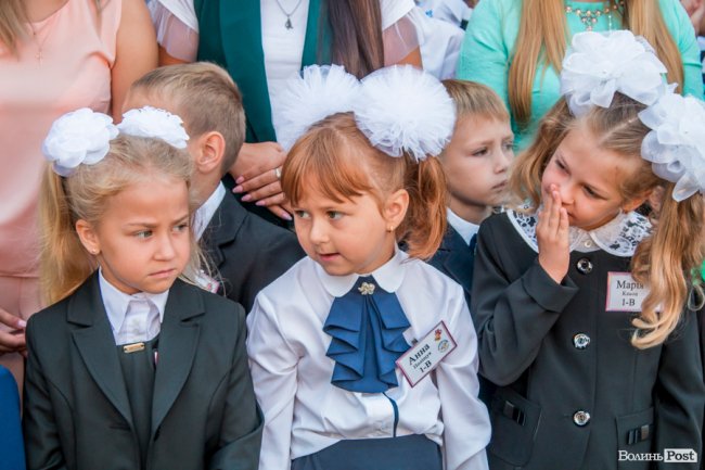 Квіти, вітання та усміхнені першачки: у луцькій школі №9 пролунав перший дзвоник. ФОТО