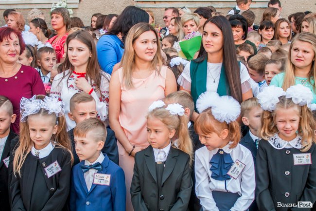 Квіти, вітання та усміхнені першачки: у луцькій школі №9 пролунав перший дзвоник. ФОТО