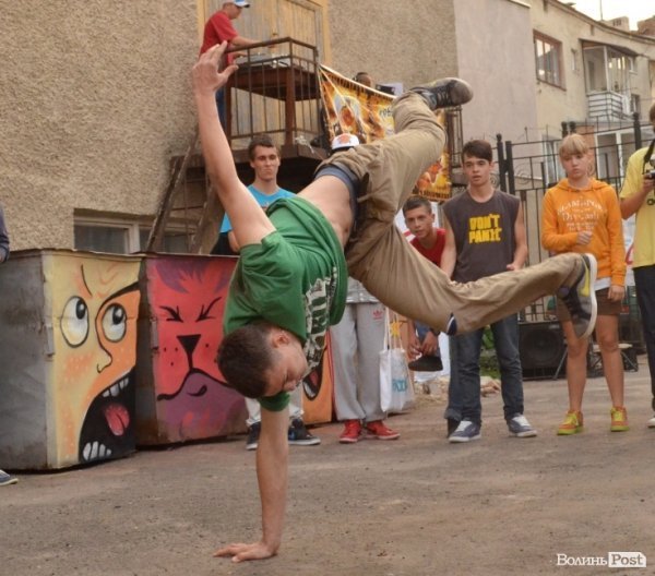 У центрі Луцька влаштували хіп-хоп вечірку. ФОТО  