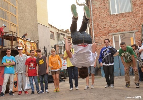 У центрі Луцька влаштували хіп-хоп вечірку. ФОТО  