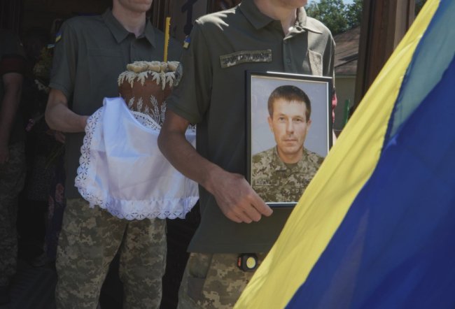 Протягом довгих 9 місяців рідні надіялися: на Волині попрощалися з Героєм Павлом Кущаком