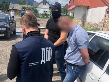 На Закарпатті посадовець обіцяв засудженому «квиток» за кордон і сам «погорів» на хабарі