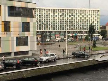 У Луцьку водій «влетів» у паркан біля розважального центру. ФОТО