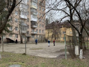 У Луцьку заасфальтовану ділянку просять перетворити на майданчик для дітей