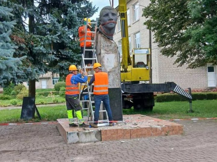 Як у селищі на Волині демонтували радянський пам’ятник 