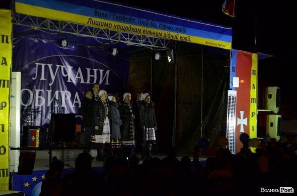 Вечір на Євромайдані у Луцьку. ФОТО. ВІДЕО