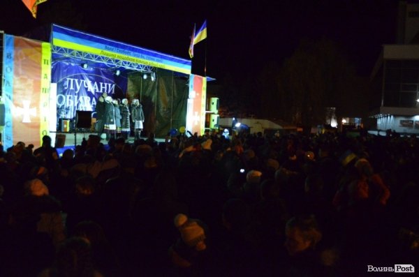 Вечір на Євромайдані у Луцьку. ФОТО. ВІДЕО