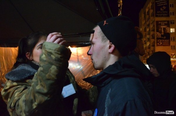 Вечір на Євромайдані у Луцьку. ФОТО. ВІДЕО