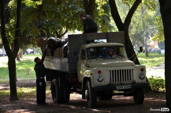Лучани винесли 150 мішків сміття з скверу Героїв Майдану. ФОТО 