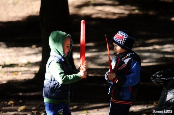 Лучани винесли 150 мішків сміття з скверу Героїв Майдану. ФОТО 