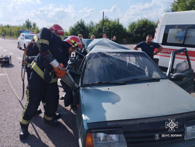 На Волині зіткнулись дві автівки: пасажирку та водія деблокували 