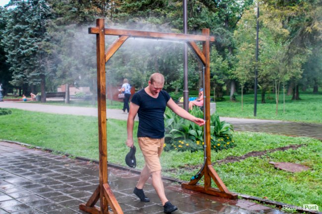 Стир, фонтани і вуличні душі: як у Луцьку рятуються від спеки. ФОТО